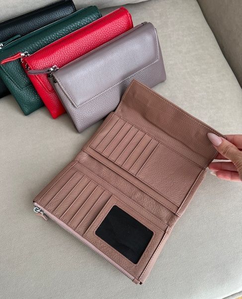 Жіночий шкіряний гаманець-клатч із застібкою на магініті бежевий K-19900 фото
